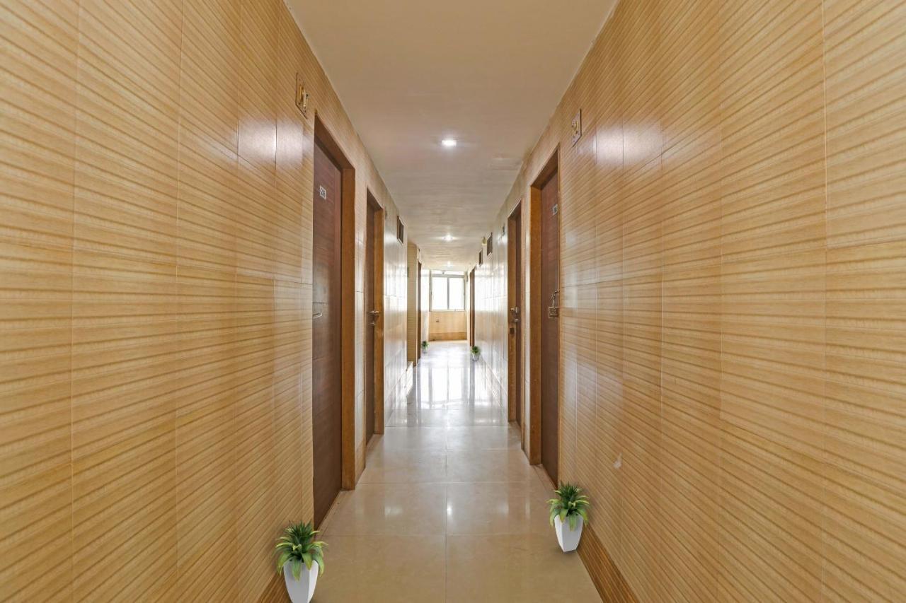 ואדודרה Oyo Flagship 80463 Hotel Mini Palace מראה חיצוני תמונה