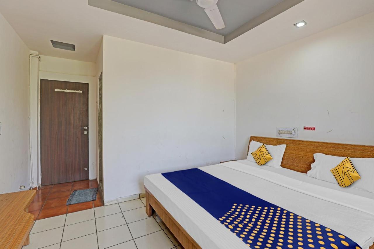 ואדודרה Oyo Flagship 80463 Hotel Mini Palace מראה חיצוני תמונה